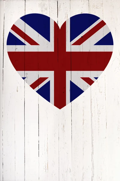 Bandera británica en forma de corazón sobre una tabla de madera blanca —  Fotos de Stock