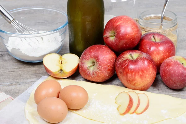 Ingrediënten voor apple pie, met bloem en ciders — Stockfoto