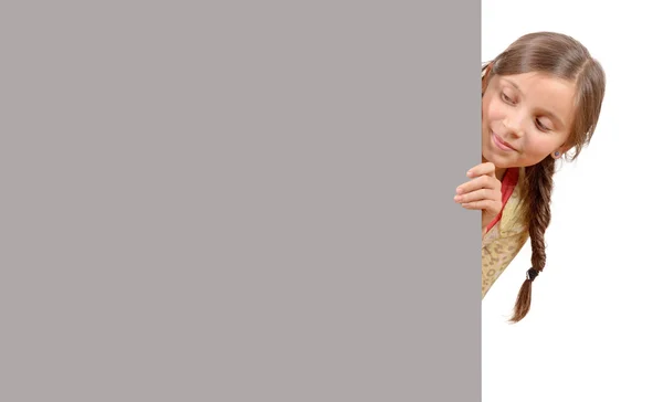 Menina bonita com um cartaz em branco isolado na parte traseira branca — Fotografia de Stock