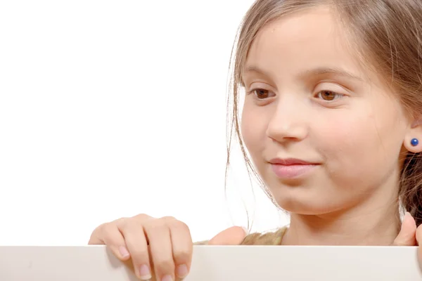 Bella ragazza con un poster bianco isolato su schiena bianca — Foto Stock