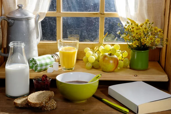 Petit déjeuner avec lait, pain, pomme et raisin — Photo