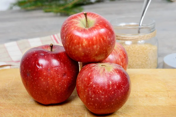 Rode appels op een houten ondergrond — Stockfoto