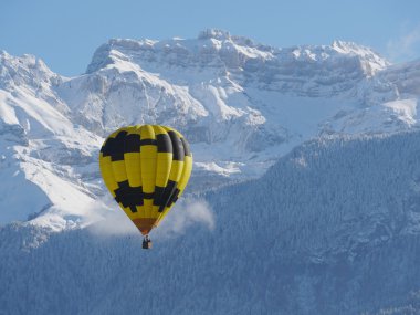 siyah ve sarı balon arkada karlı Dağı