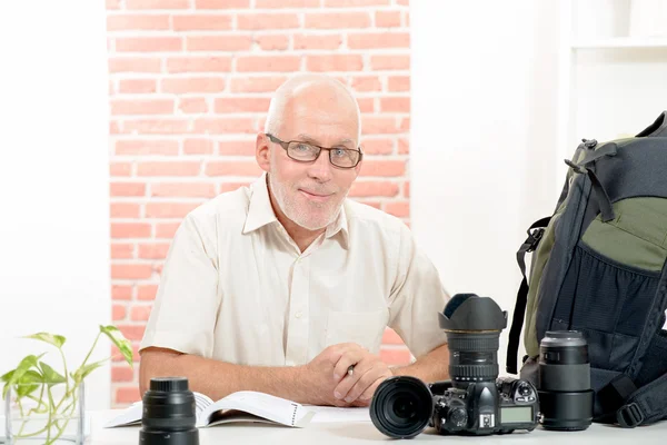 Porträtt av en senior fotograf — Stockfoto