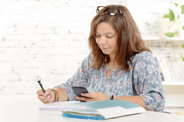 Estudiante chica hace tarea , — Foto de Stock