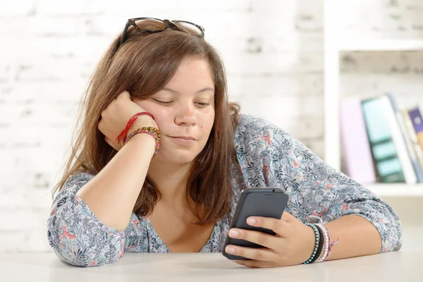 Nastoletnie dziewczyny gry z jej telefon — Zdjęcie stockowe