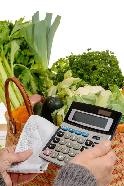 Cesta de legumes com uma calculadora — Fotografia de Stock