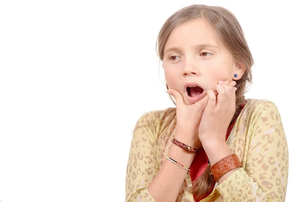 Kleines Mädchen mit Zahnschmerzen isoliert auf weißem Hintergrund — Stockfoto