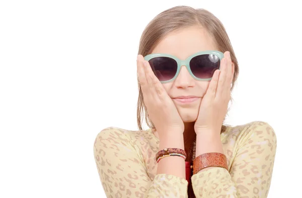 Portret van een glimlachende meisje met zonnebril op witte bac — Stockfoto