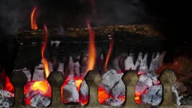 içinde karanlık bir arka plan ile bir şömine alev