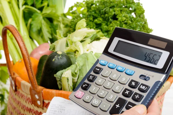 Cesta de legumes com uma calculadora — Fotografia de Stock