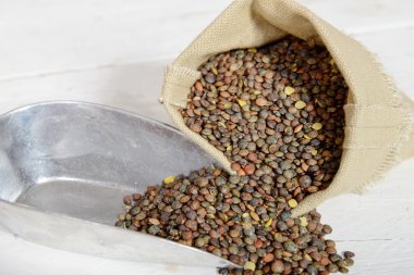 mutfak kürek ile küçük kendir çantada mercimek