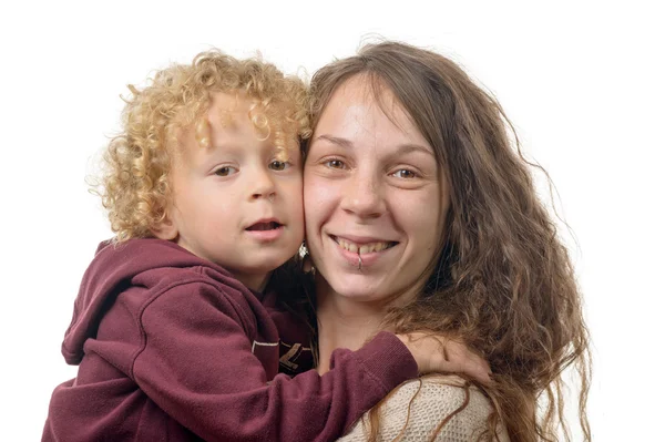 Портрет молодой матери и ее сына, изолированные на белом backgr — стоковое фото