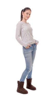 Beyaz arka plan üzerinde duran genç ve güzel kadın