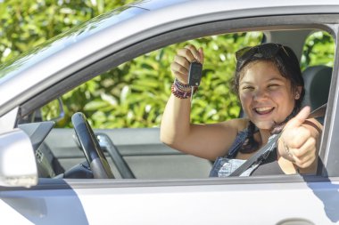 sürücü belgesi, arabasında oturan kız vardır