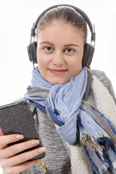 Молодая женщина слушает музыку со своего мобильного телефона — стоковое фото