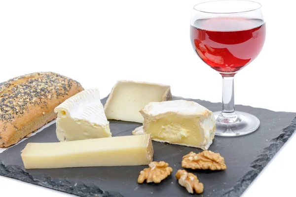 Γαλλικά τυριά για πλάκα με ψωμί και καρύδια — Φωτογραφία Αρχείου