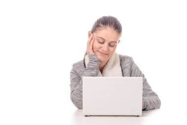 Beyaz bir dizüstü bilgisayar ile çalışan genç kadın