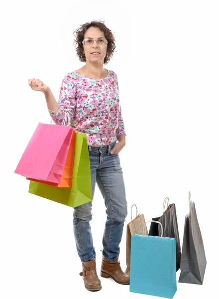 Mulher madura com óculos foi às compras em fundo branco — Fotografia de Stock