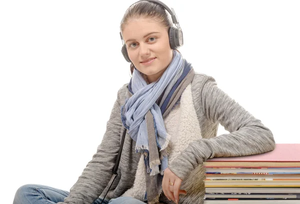 Młoda kobieta słuchanie muzyki z jego wyjście słuchawkowe — Zdjęcie stockowe