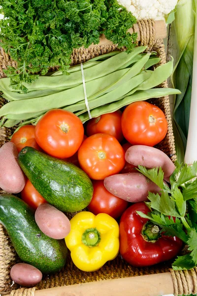 Cesto di verdure di stagione su tavola di legno — Foto Stock