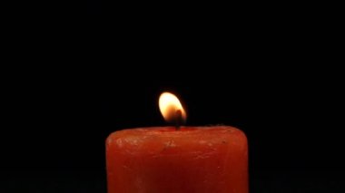 bir mum alevi yakın çekim