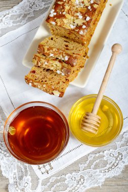 fincan çay, bal ve gingerbread