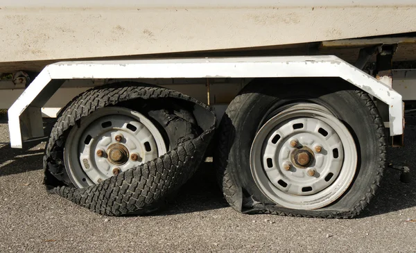 Deux pneus totalement détruits sur remorque — Photo
