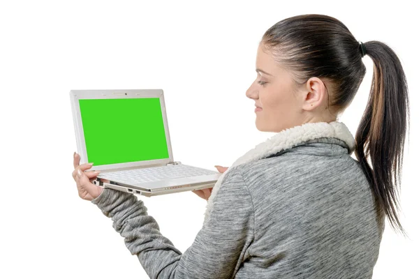 Retrato de hermosa chica usando el ordenador portátil con pantalla verde — Foto de Stock