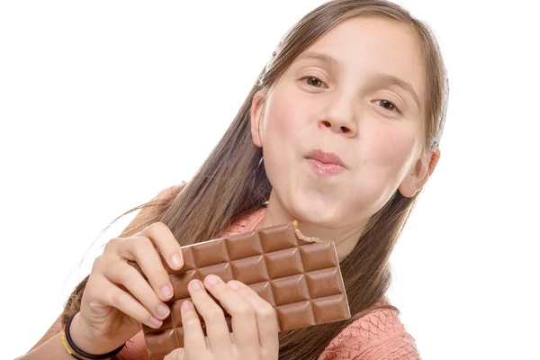Retrato de una joven comiendo una barra de chocolate aislada en el blanco — Foto de Stock