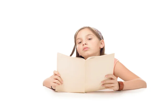 Kleine Schülerin lernt und liest Buch in der Schule — Stockfoto