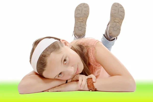 Porträtt av leende liten flicka ligger på golvet — Stockfoto
