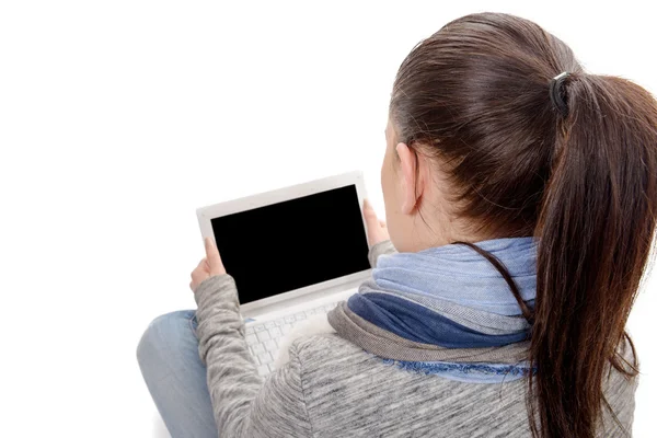 Rückseite der schönen Geschäftsfrau hält Laptop mit leeren — Stockfoto