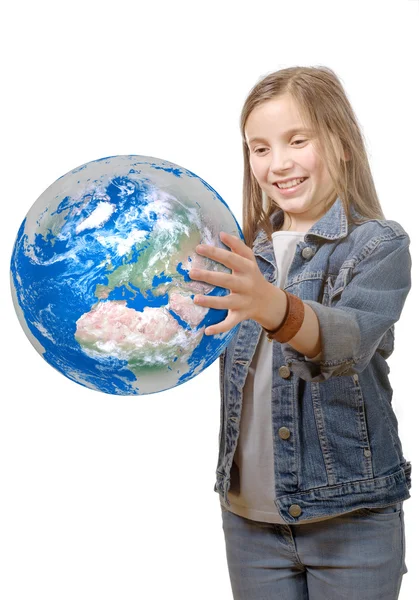 Bonita niña sosteniendo el planeta tierra — Foto de Stock