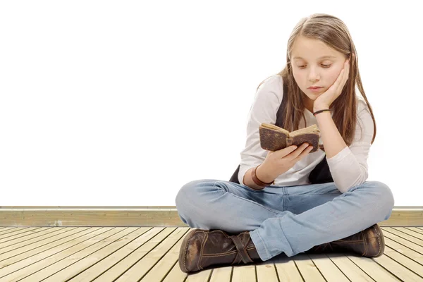 Kleine Schülerin lernt und liest Buch in der Schule — Stockfoto