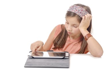 genç genç oturmuş bir tablet vasıl arıyorsunuz