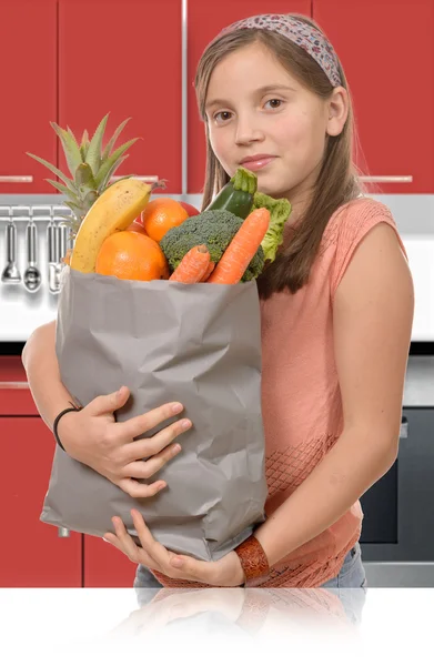 Jonge tiener, die grocery shopping tas met groenten Standin — Stockfoto