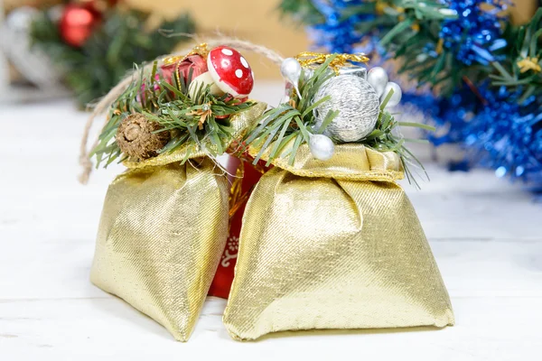 Decorazioni natalizie con due piccoli regali — Foto Stock