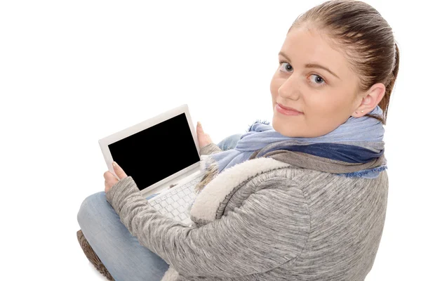 Beyaz, arka görünümü üzerinde izole bir dizüstü bilgisayar ile genç kadın — Stok fotoğraf