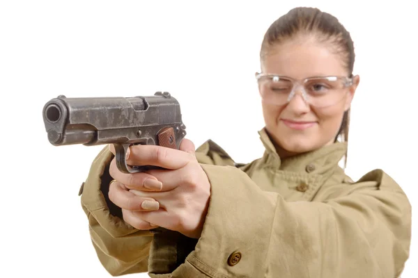 Jovem com óculos de proteção segurando uma arma — Fotografia de Stock