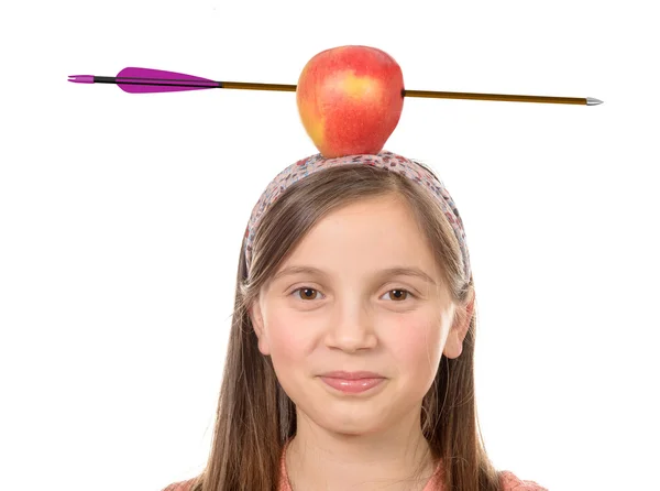 Ragazza con mela sulla testa con freccia colpo attraverso — Foto Stock
