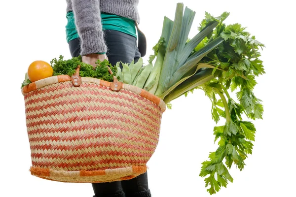 Cesta pesada preenchida com legumes isolados no fundo branco — Fotografia de Stock