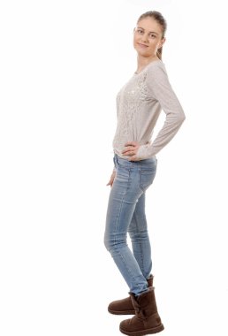 Beyaz arka plan üzerinde duran genç ve güzel kadın