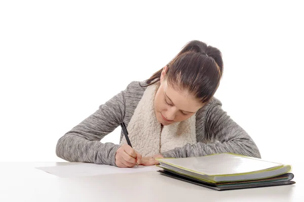 Mujer joven bonita escribiendo en su escritorio — Foto de Stock