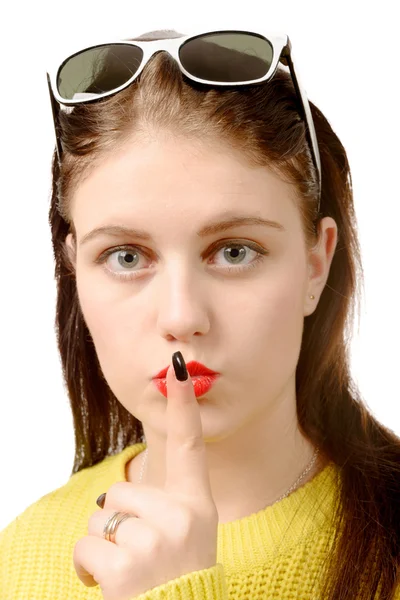 Mujer joven puso su dedo en sus labios — Foto de Stock