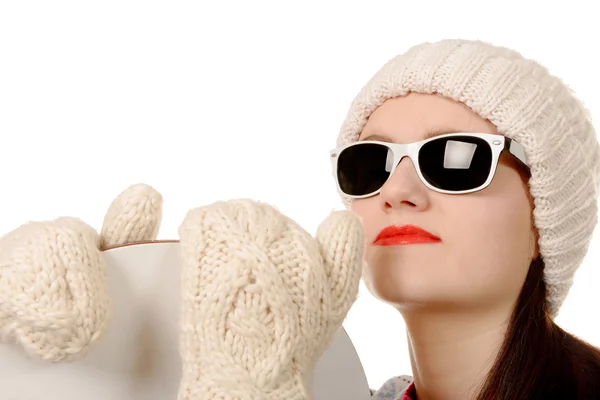 Mooie vrouw met een snowboard en zonnebril in studio — Stockfoto