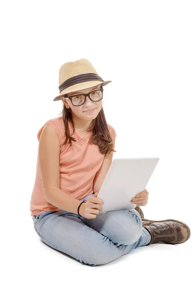 Meisje zitplaatsen van de vloer met een tablet pc — Stockfoto