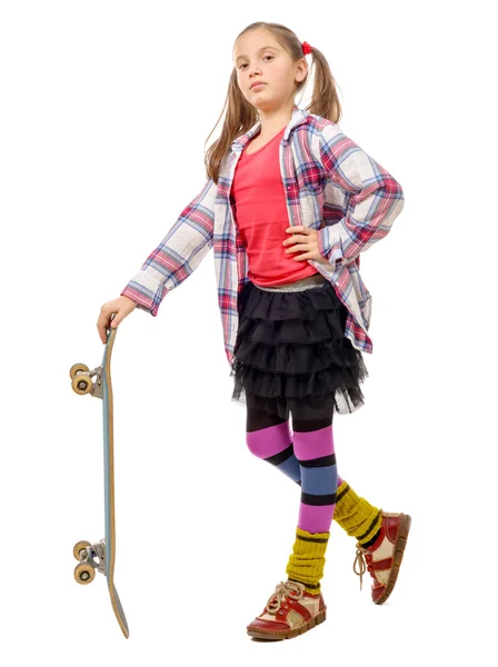 Graziosa bambina con skateboard su sfondo bianco — Foto Stock