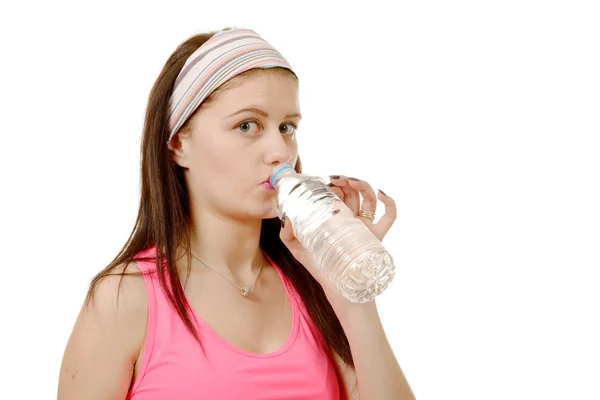 Porträt einer jungen Frau, die nach dem Sport Wasser trinkt, auf weiß — Stockfoto