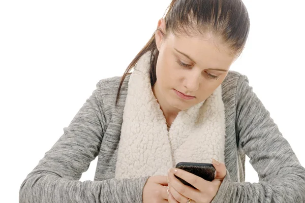 Hermosa chica hispana mensajes de texto en su teléfono celular —  Fotos de Stock